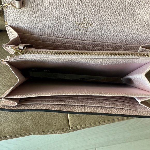 Valentino Garavani Wallet On Chain (Blush) - Picture 13 of 16